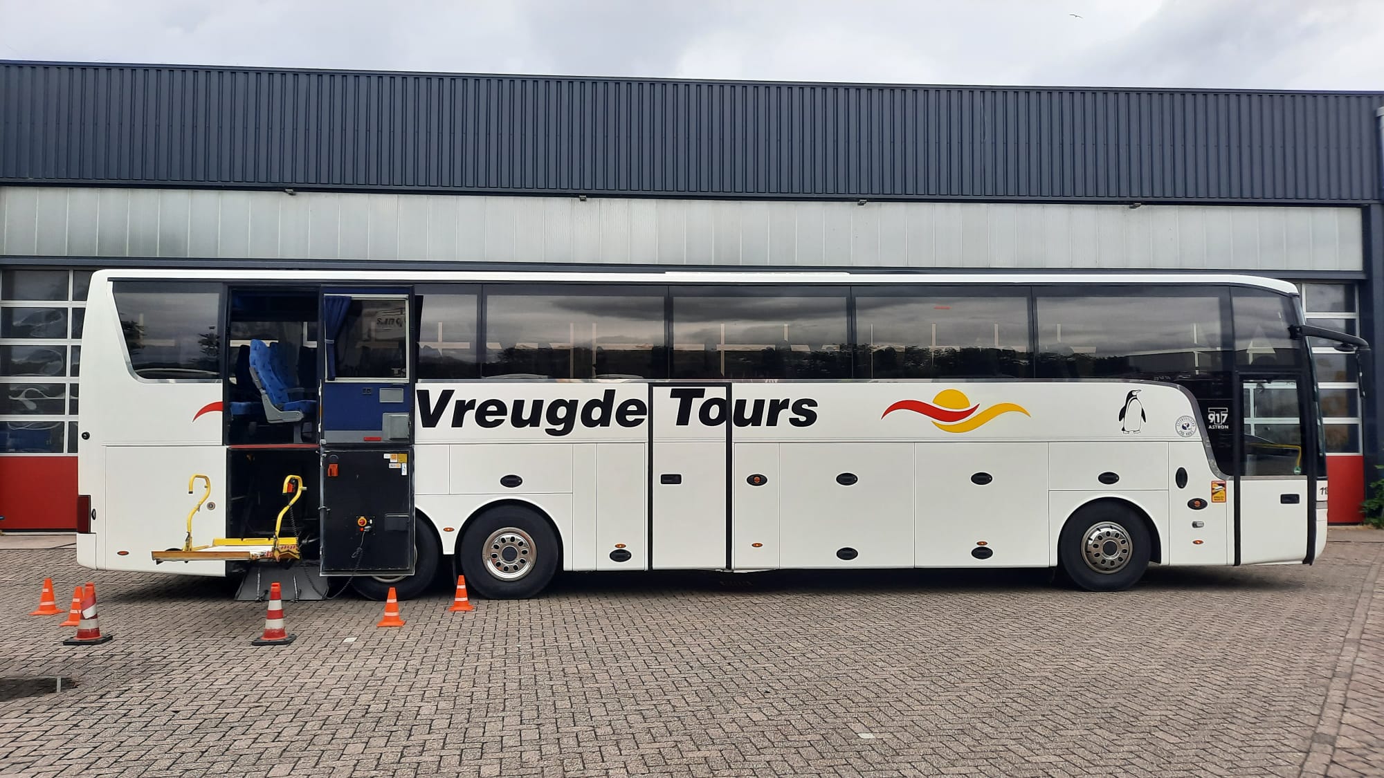 Rolstoelbus-van-Hool-VreugdeTours